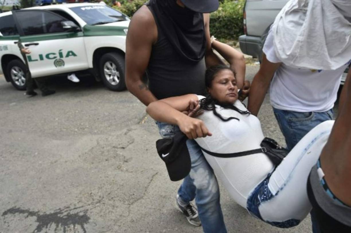 Durante la jornada también estallaron disturbios en el puente Francisco de Paula Santander, que también comunica a los dos países.