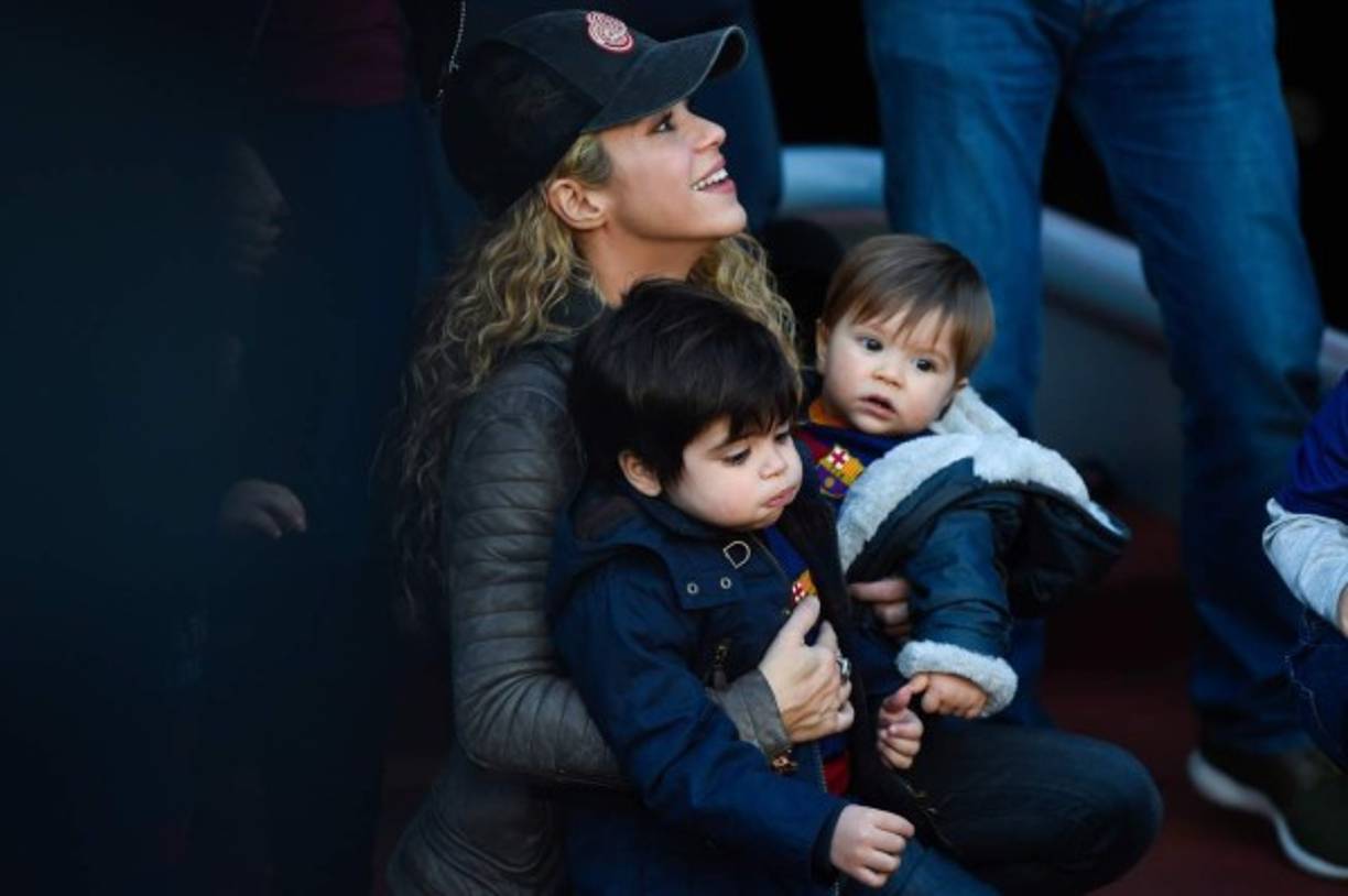 Shakira con sus dos pequeños Milan y Sasha.