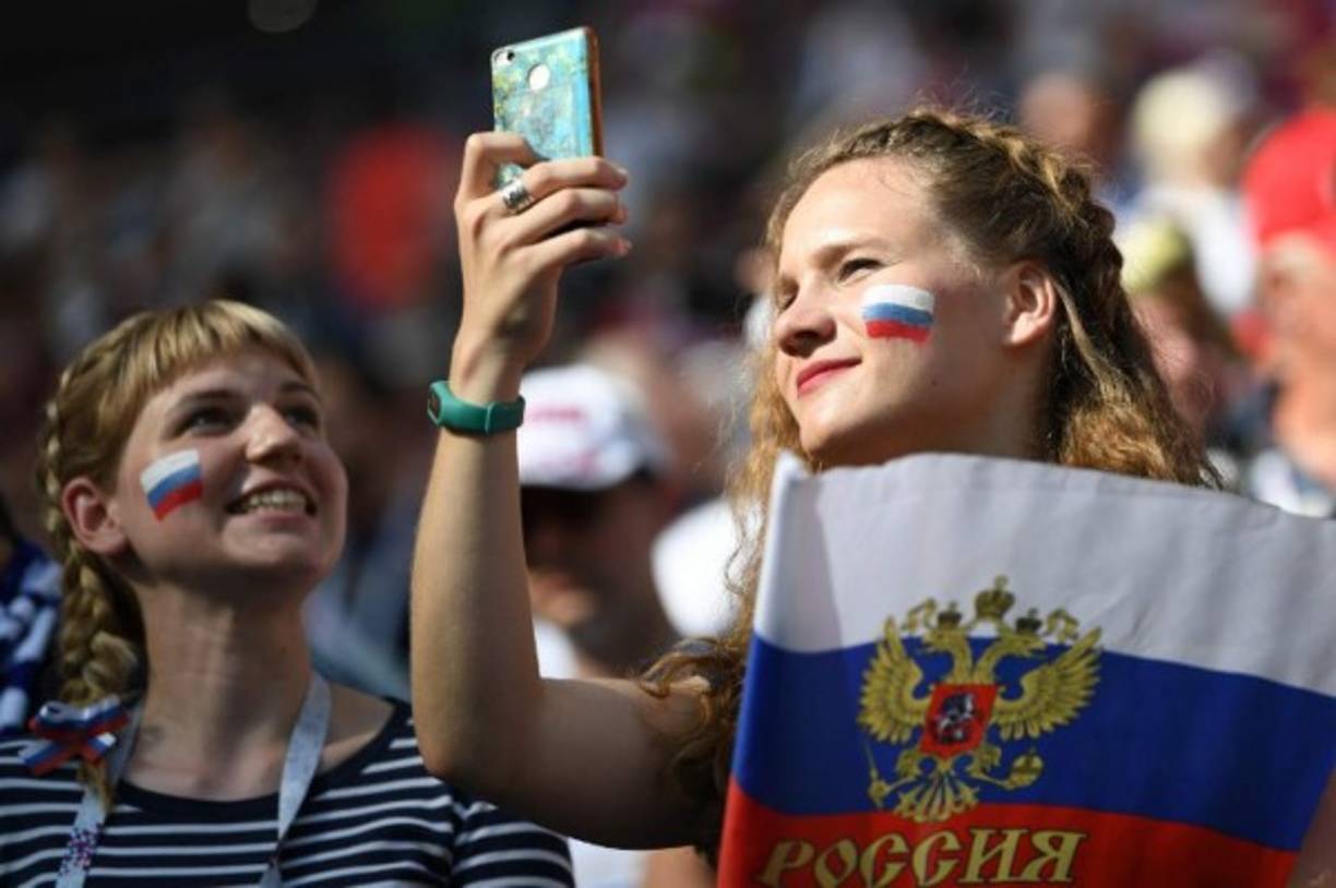 El sol irradia a una rusa mientras ella misma se toma la foto.