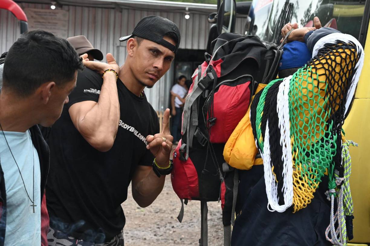 ”Lo que dicen es que si queremos avanzar paguemos, que no hay de otra. Que nos organicemos y entre todos tratemos de recolectar los pasajes, pero es que es mucho dinero”, dijo Julio, un cubano que ya iba a cumplir una semana de estar varado en Trojes.