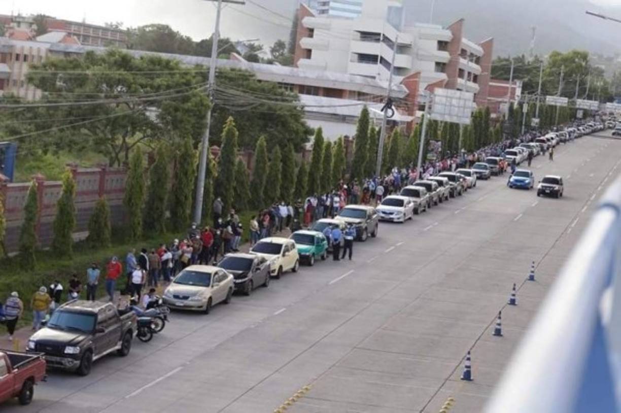 En algunos centros de vacunación se reportó que los hondureños llegaron desde la madrugada a hacer fila.