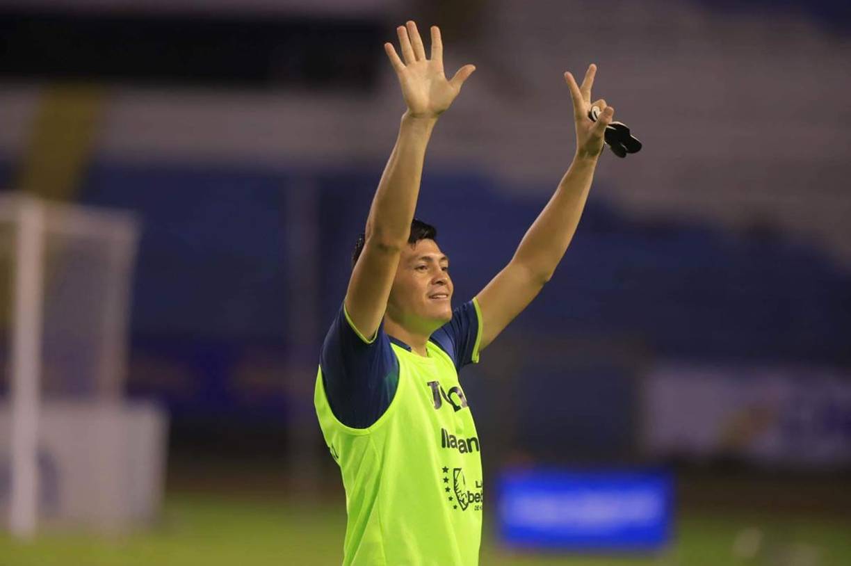 El mediocampista verdolaga Francisco ‘Chelito’ Martínez saludando a los aficionados del Marathón tras el triunfo en el Clásico.
