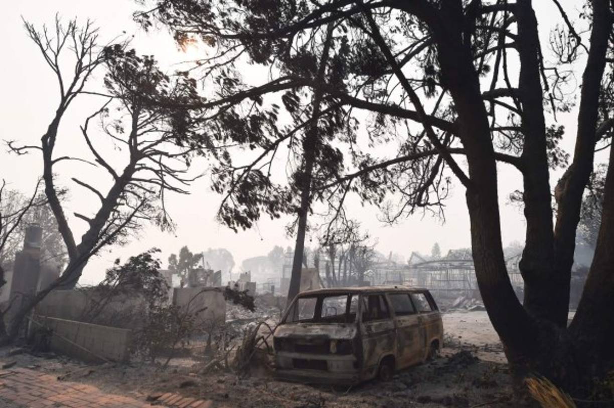 El incendio que quema desde el jueves en el norte de California y que ha causado la muerte de por lo menos 23 personas ya es considerado el más destructivo de la historia del estado, al haber arrasado más de 6,500 edificios y engullido la práctica totalidad de la ciudad de Paradise.<br/><br/><br/>