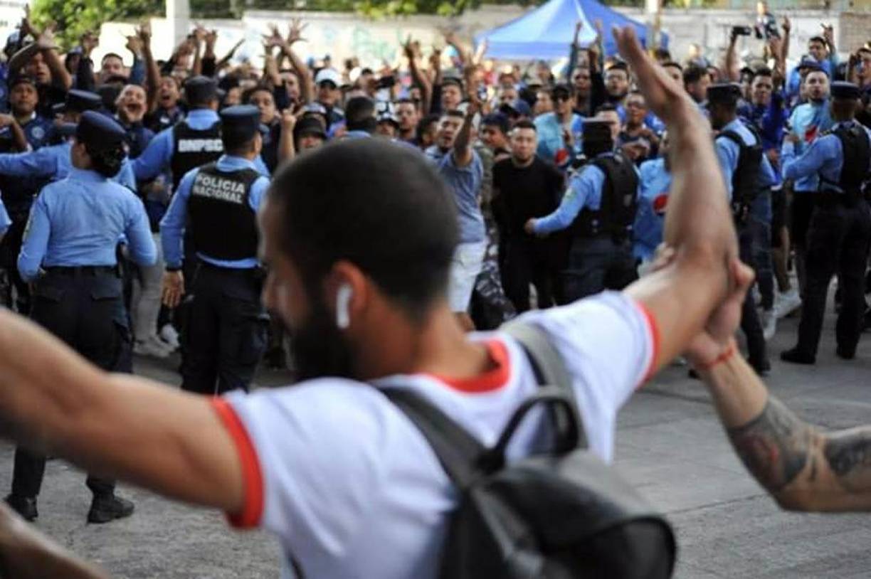 Edrick Menjívar se encaró con los aficionados del Motagua que recibieron a los jugadores del Olimpia con el lanzamiento de latas de cervezas.