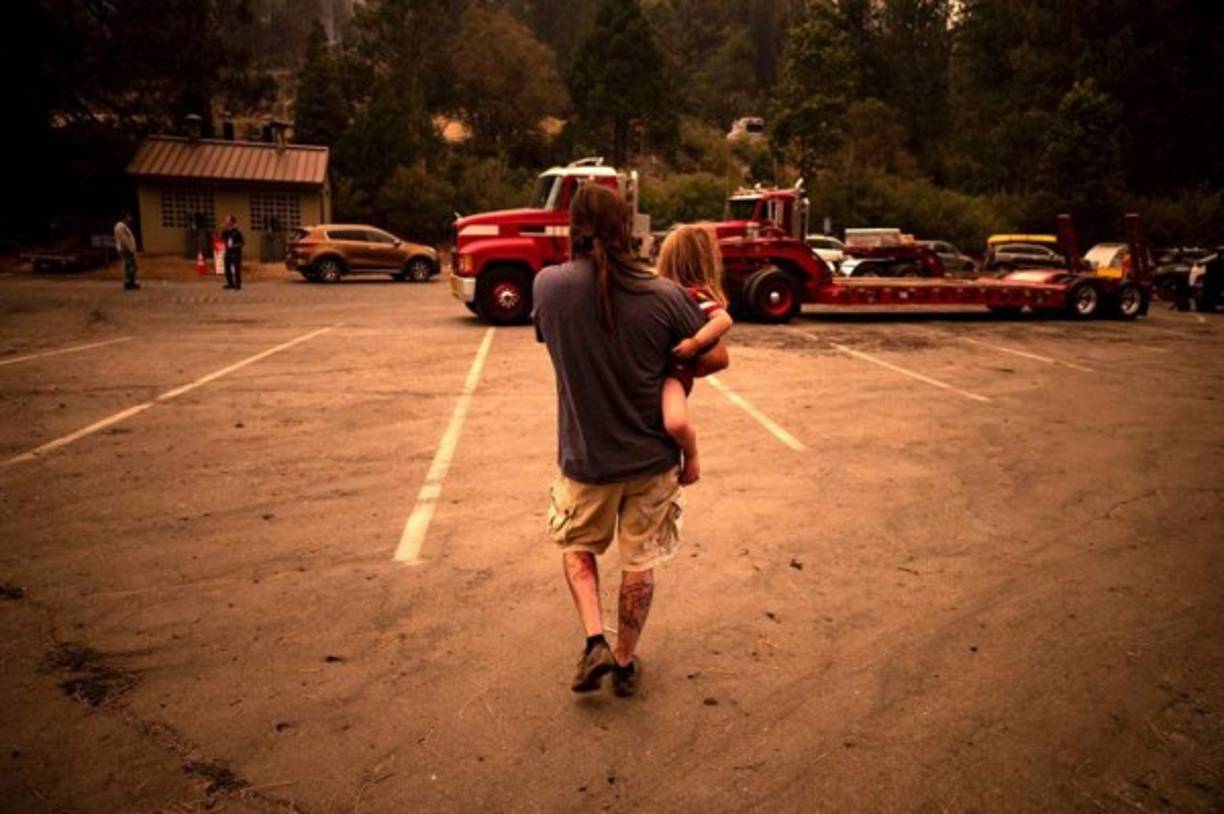 Familias enteras comenzaron las evacuaciones mientras el fuego avanzaba descontroladamente por toda la región.