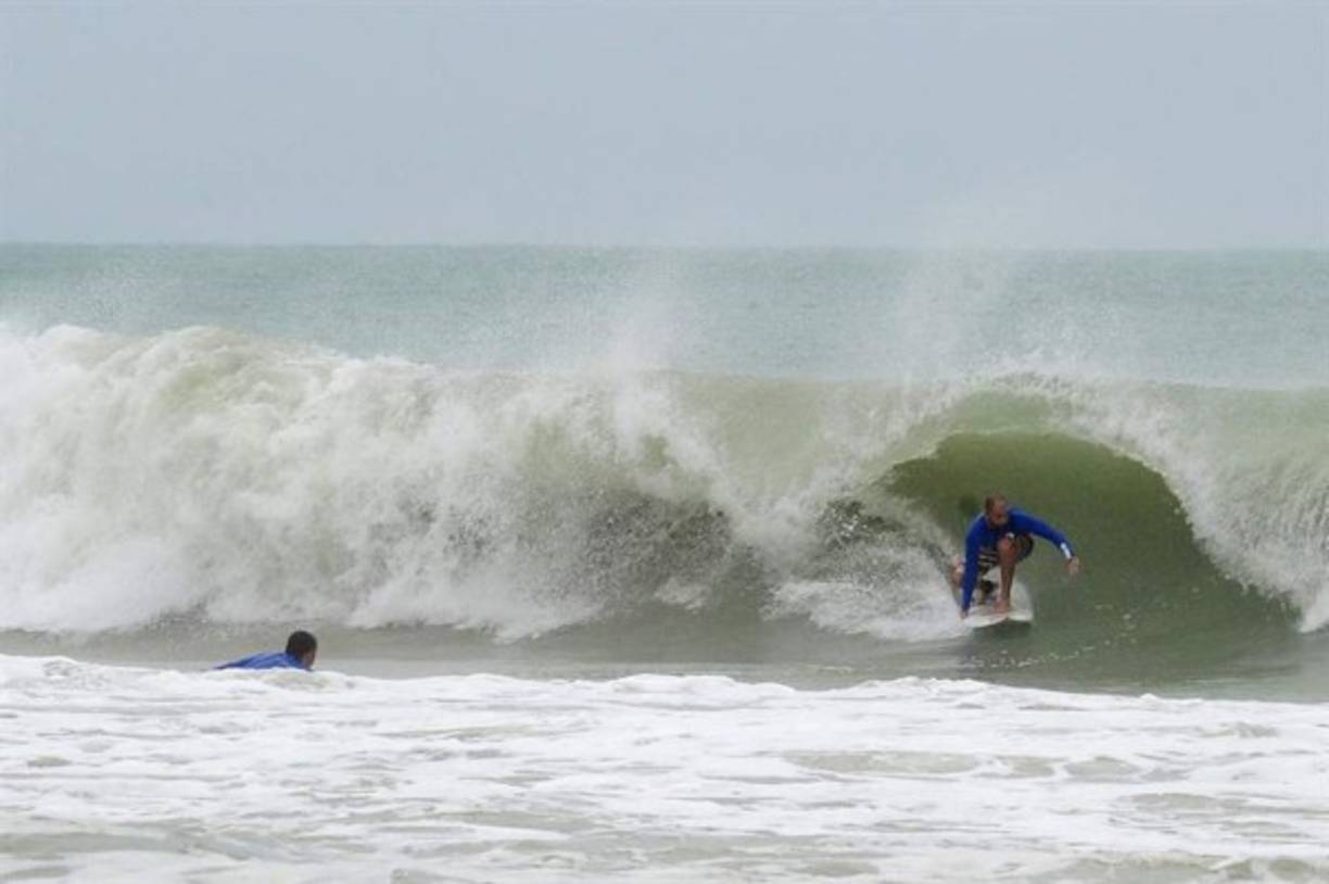 Este surfista de Miami aprovechó las magníficas olas provocadas por Matthew para practicar su deporte.