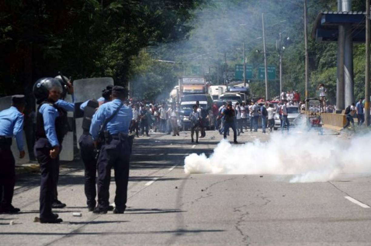 La protesta se mantuvi pacífica hasta que la Policía llegó al lugar para despejar la vía.