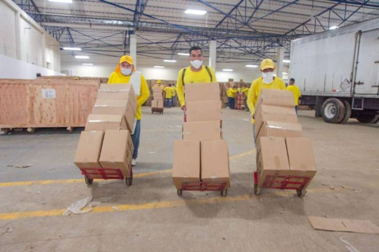 La ayuda humanitaria fue cargada por un grupo de reos en un centro de acopio de la capital salvadoreña y luego despachada para Honduras y Guatemala a donde comenzó a ingresar esta mañana.