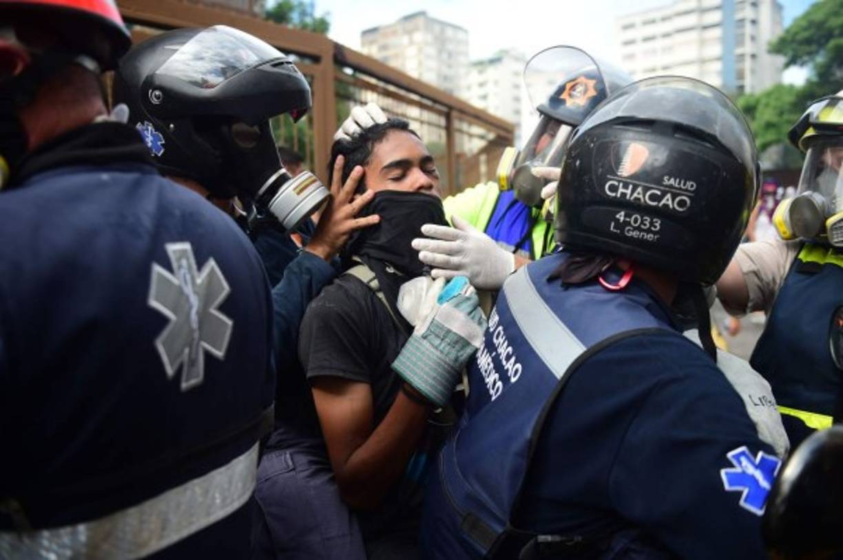 Durante las últimas cinco semanas cerca de 20 marchas opositoras han sido dispersadas por las fuerzas de seguridad con gases, perdigones y agua en el mismo lugar de Caracas, lo que ha degenerado en enfrentamientos que han dejado cientos de heridos.