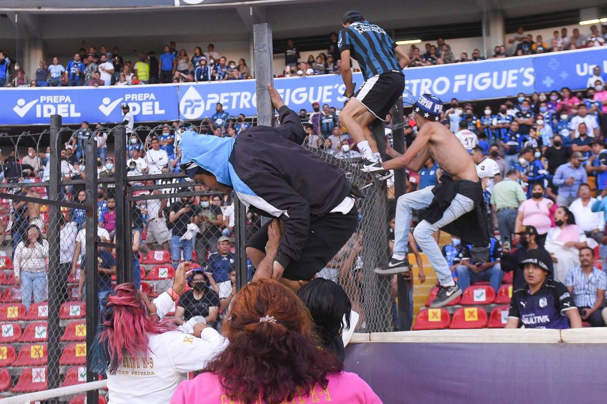 Un brote de violencia en un partido de fútbol en México que jugaban los clubes Querétaro y Atlas dejó un saldo de 26 personas heridas hasta el momento. 