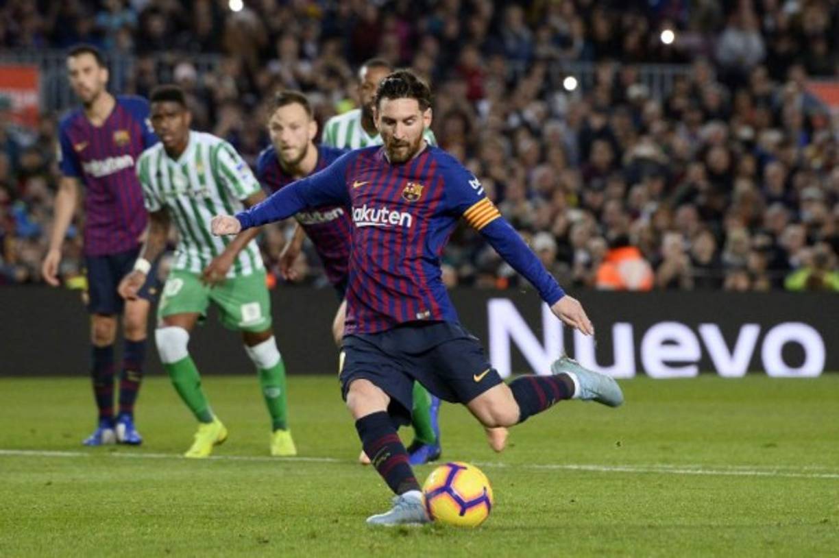 Lionel Messi anotó por la vía penal lo que era el 1-2 del Barcelona ante Real Betis.