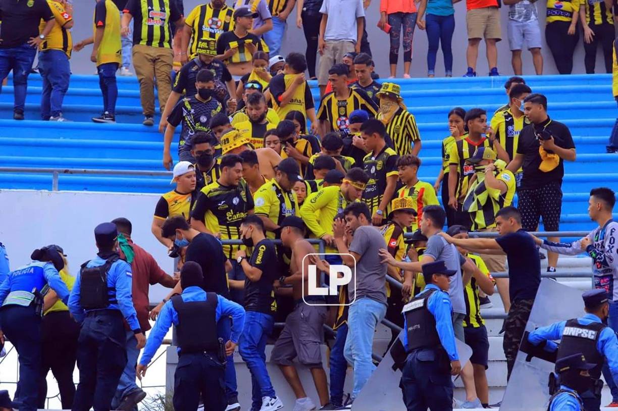 Otros aficionados del Real España buscaron resguardarse del caos que protagonizó la Mega Barra.