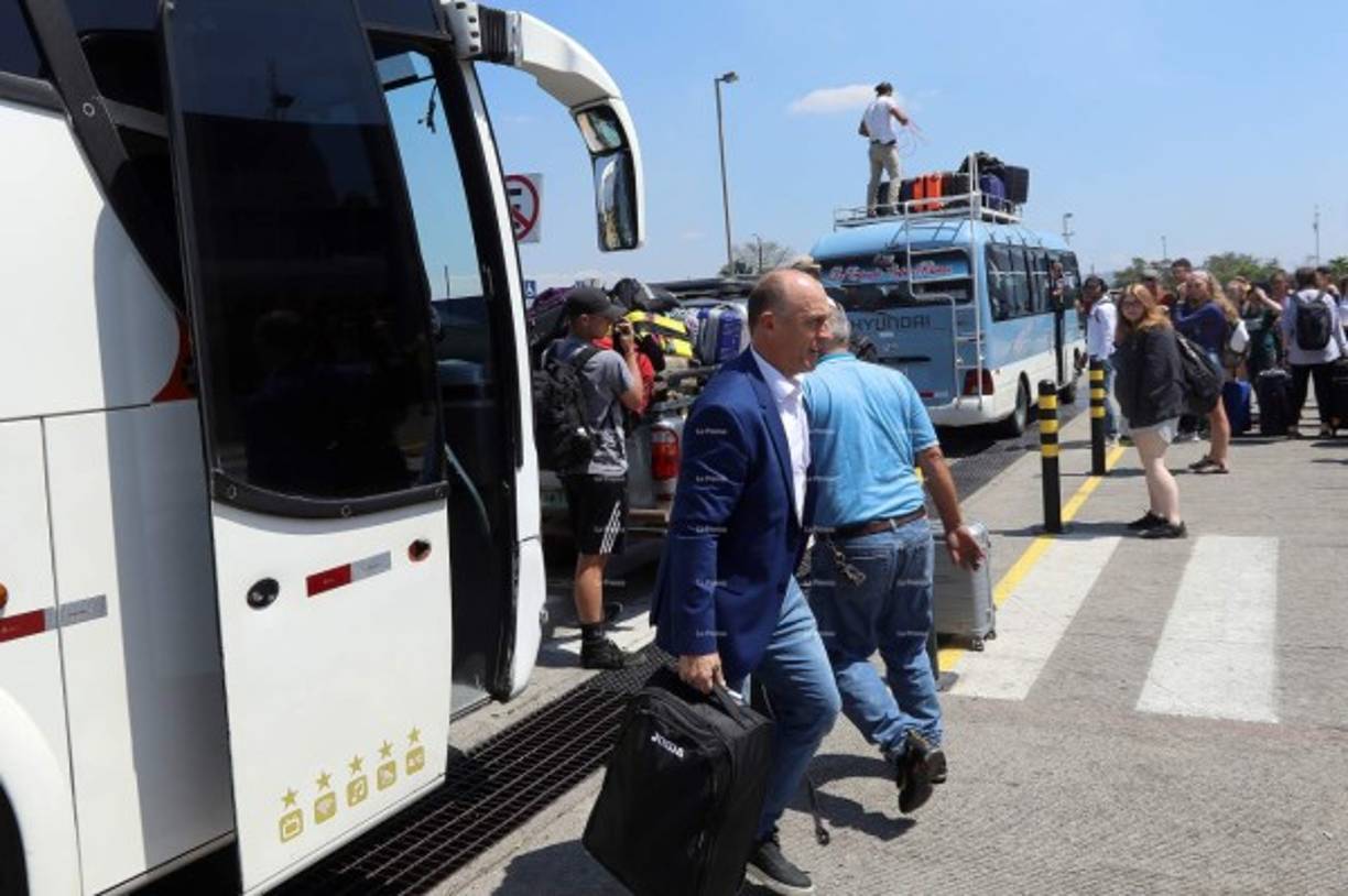 El seleccionador Fabián Coito en el momento que se bajaba del autobús .