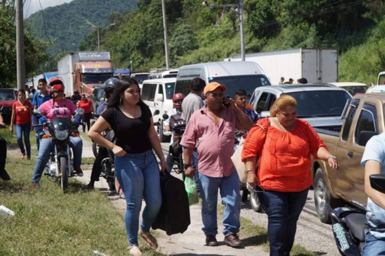 Con maleta en mano, los usuariosa de las unidades de transporte interurbano tuvieron que caminar para llegar a su destino.