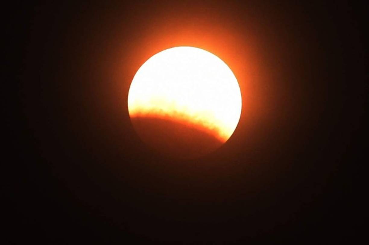 En Katmandú, donde la superluna fue vista a través de un cielo contaminado por la polución, los nepalíes vivieron este fenómeno con precaución al considerar que puede traer mala suerte. Los periódicos locales aconsejaron a la población no beber, comer, dormir o incluso ir al baño durante el eclipse, citando una serie de costumbres hindúes