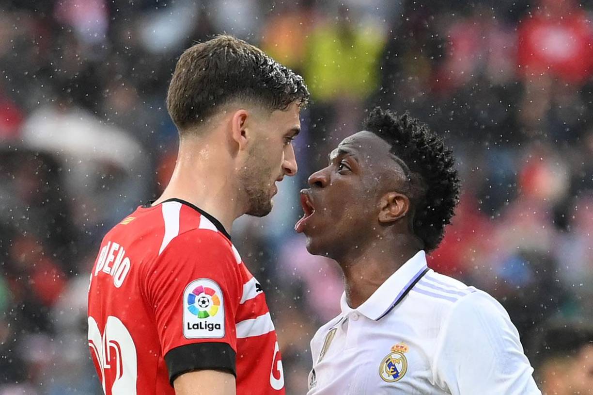 Vinicius también se encaró con el defensa uruguayo Santiago Bueno, quien le hizo una falta.