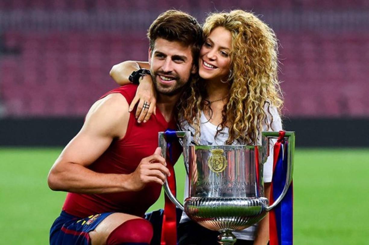 Piqué mantiene una relación sentimental con la cantante colombiana Shakira, producto de ese amor cuentan con dos hijos. Se conocieron en un acto en Madrid previo al Mundial de Sudáfrica de 2010, que él iba a disputar con la selección española y en el que ella cantaba el tema oficial, y que en el evento se hizo con el teléfono de la artista.