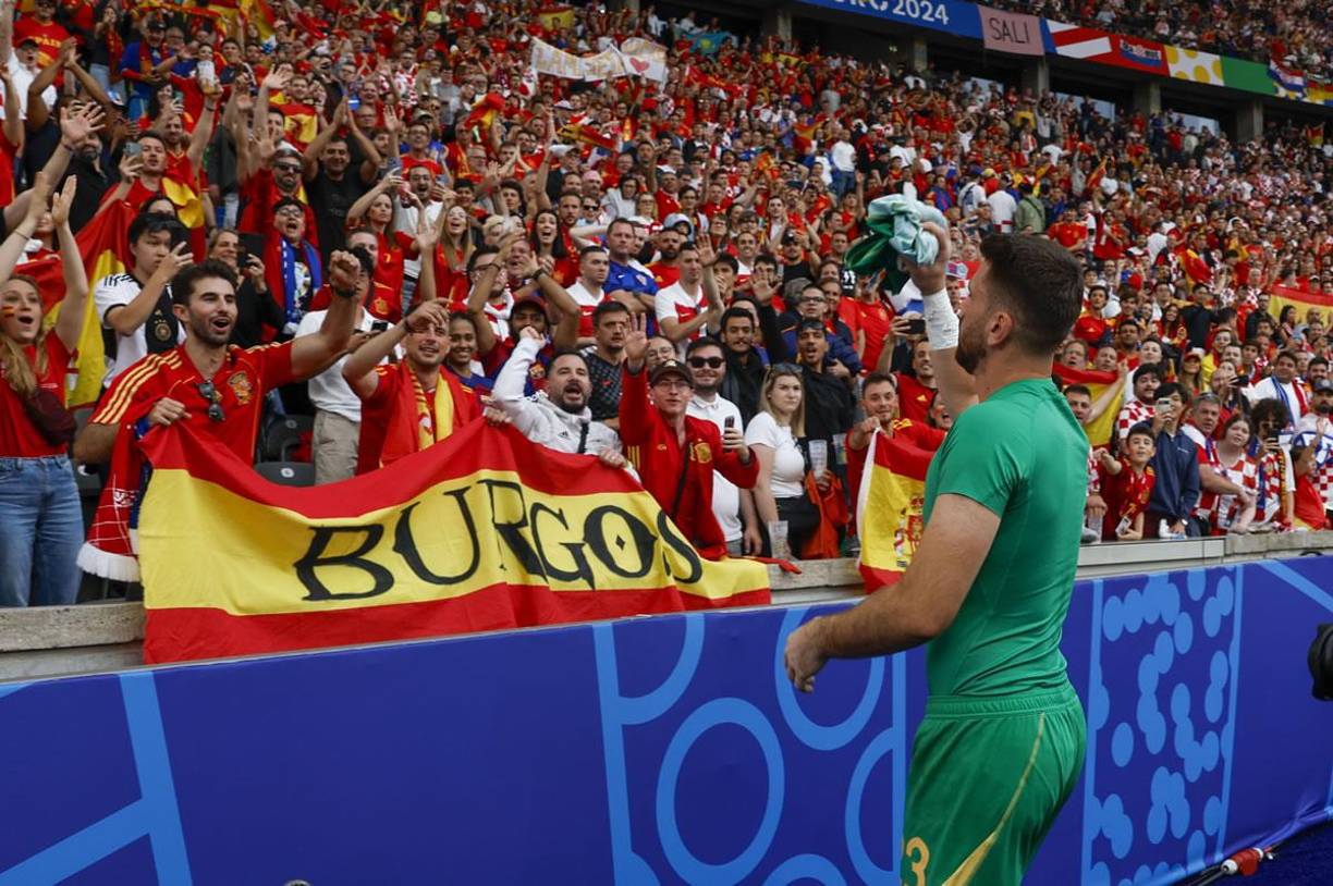 El portero de la selección española Unai Simón regala su camiseta a un aficionado tras el partido ante Croacia.