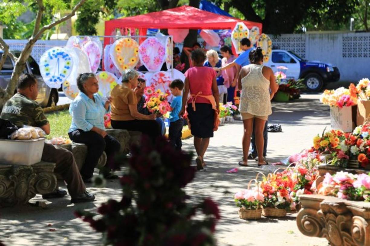 La tranquilidad se vivió en toddos los cementerios de San Pedro Sula durante el Día de los Muertos.