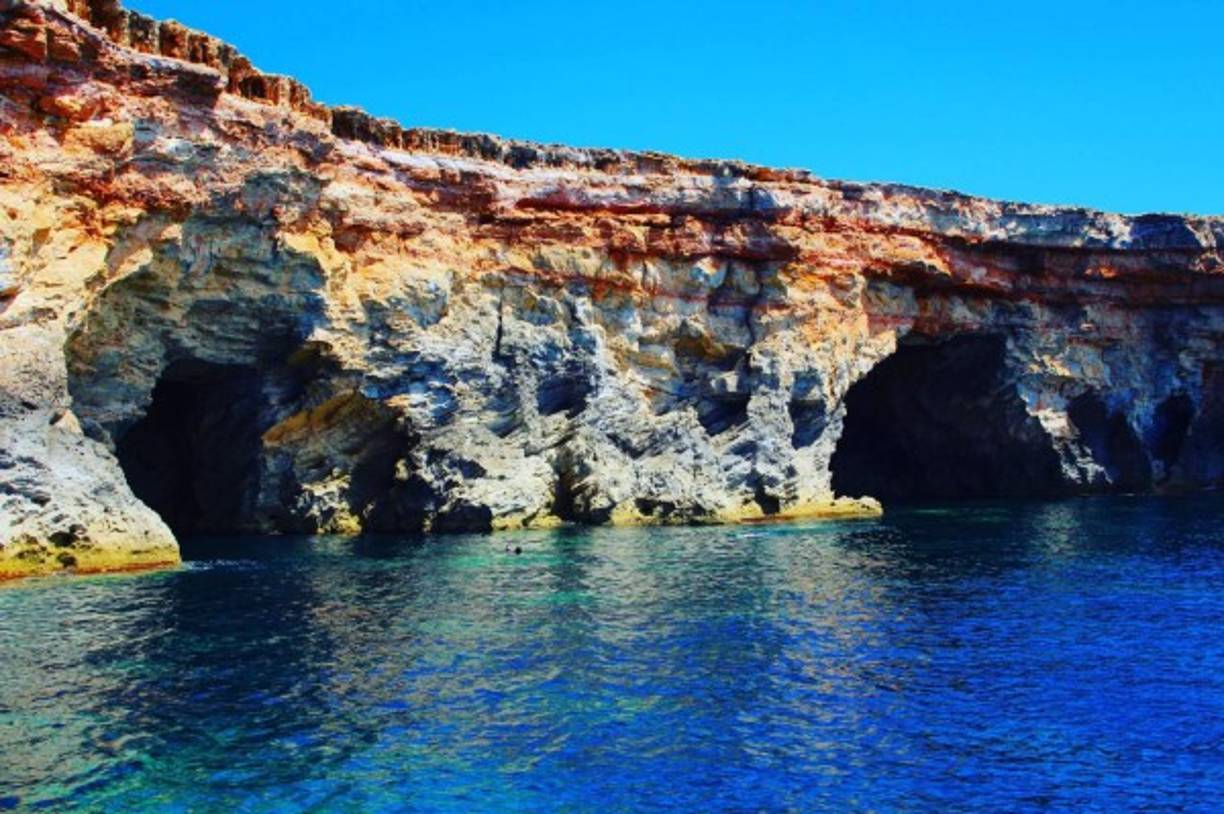 Desde este lugar puede llegar al desierto de Sa Pedrera, compuesto de extrañas formaciones rocosas, ir al mar que cuenta con presencia de posidonia (planta acuática) entre la naturaleza marina.