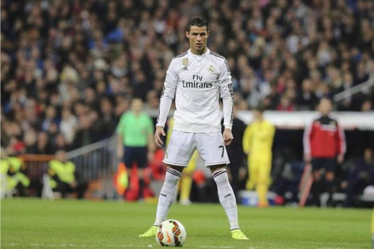 Es ya tradicional la imagen cuando Cristiano se dispone a tirar una falta: coloca el balón con las dos manos, tres pasos para atrás, se abre de piernas y una larga bocanada de aire mientras mira fijamente el esférico.