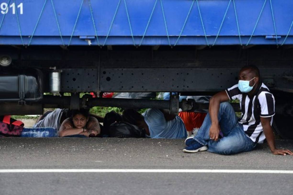 'Tengo dos meses de camino y tres meses en Choluteca. Nosotros queremos que el gobierno (hondureño) nos ayude con un bus para llegar a Guatemala', dijo a la AFP el haitiano Jaime Lee, de 37 años.