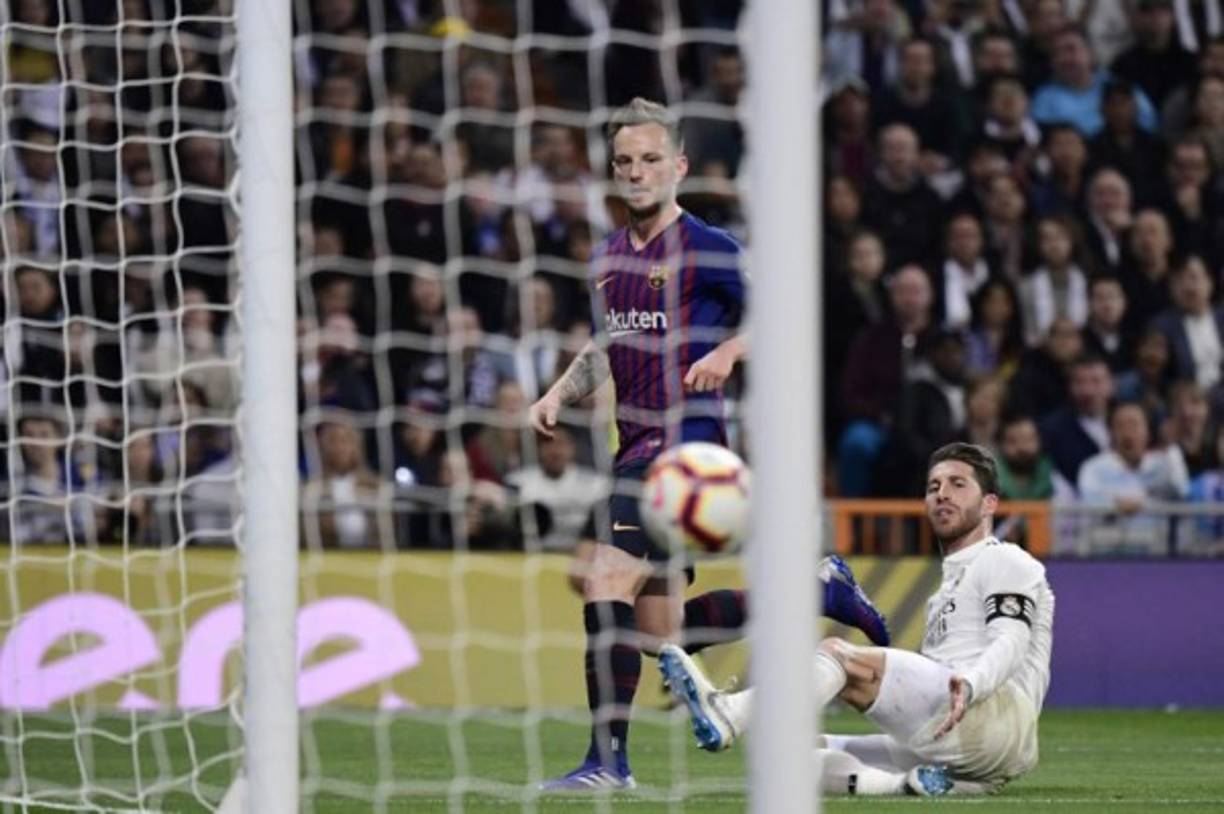 Sergio Ramos se barrió pero no pudo llegar a tiempo para evitar el gol de Rakitic.