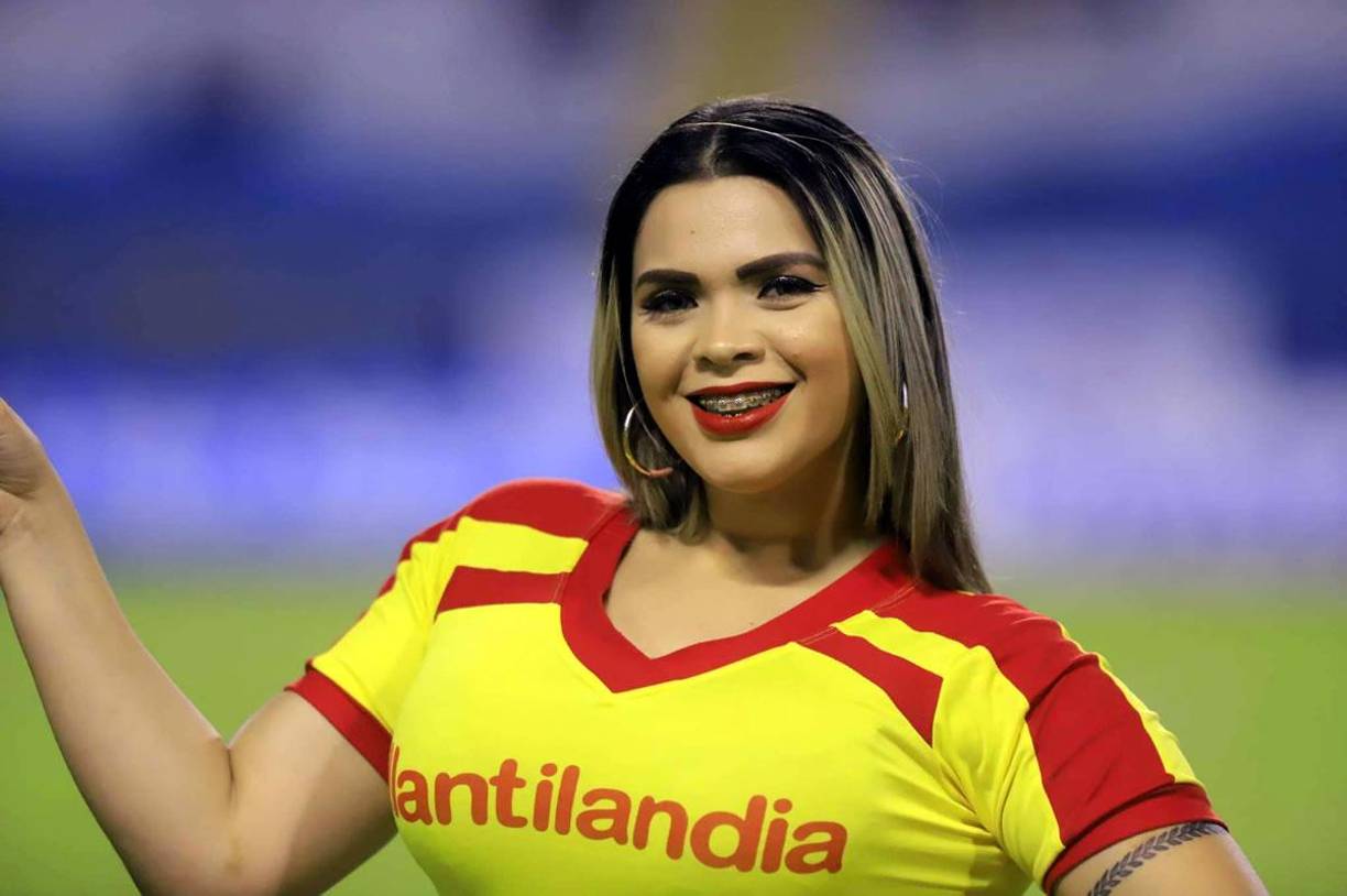 La sexy edecán derrochó belleza en el estadio Olímpico.