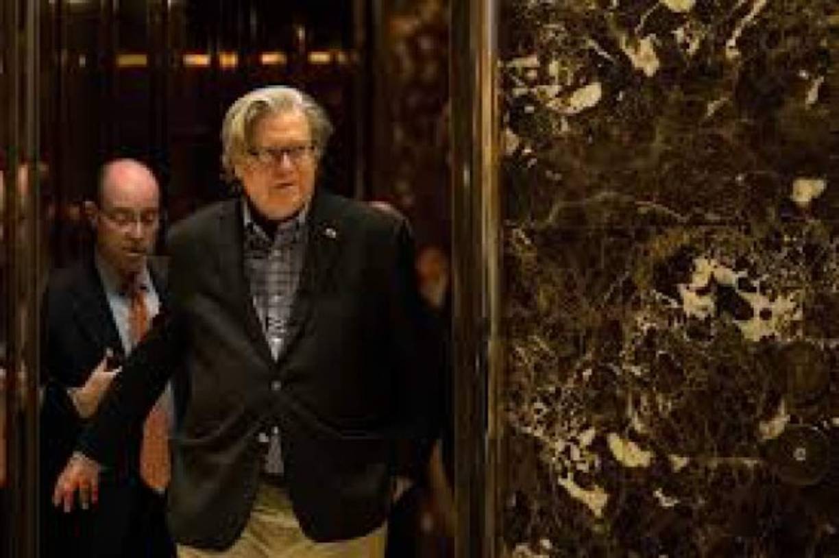 Jefe de Estrategia: Steve Bannon, 63 años.<br/>Esta figura clave en la campaña electoral de Trump, fue el director ejecutivo de la conservadora plataforma de noticias Breitbart, fuente de información favorita del movimiento 'alt right', que promueve una mezcla de populismo, racismo y supremacía blanca. Su designación como asesor en la Casa Blanca, que no requiere confirmación del Senado, ha resultado muy controvertido.