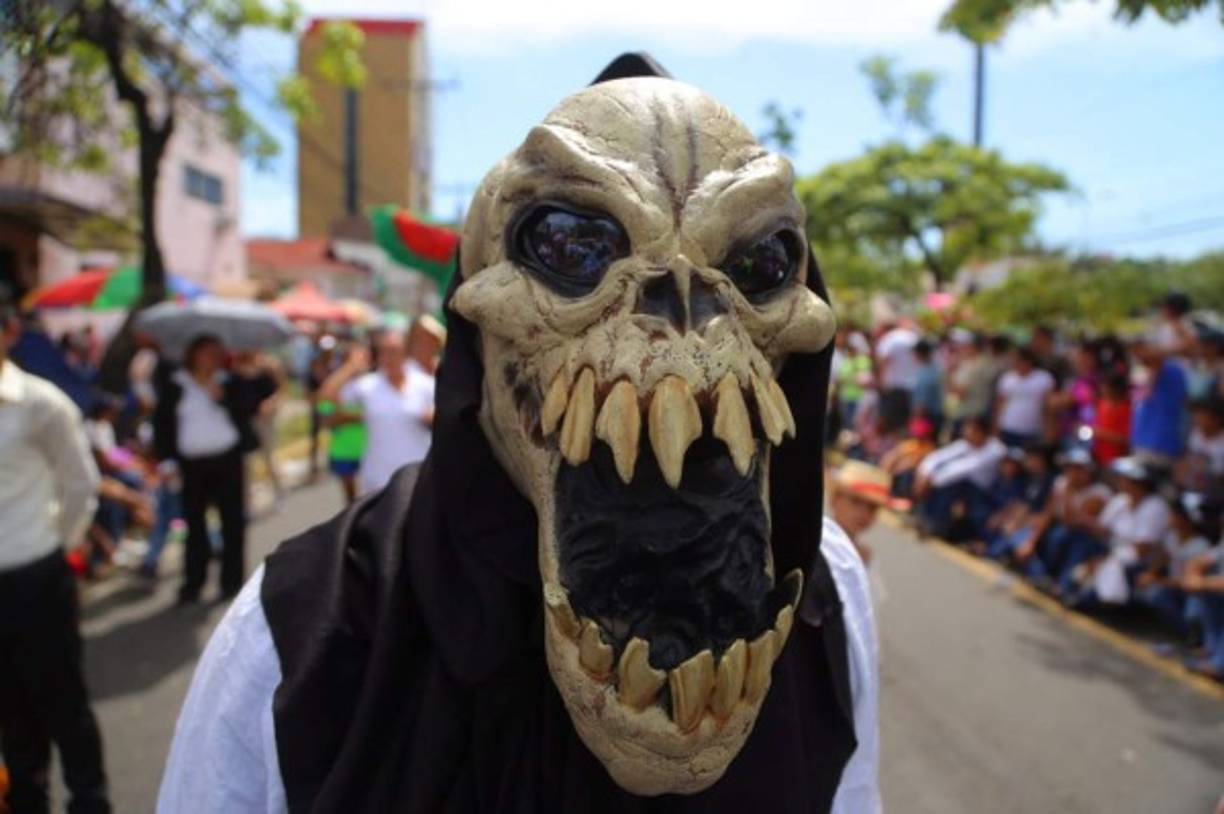 Las máscaras con personajes de horror sorprendieron tanto a quienes desfilan como a los asistentes.