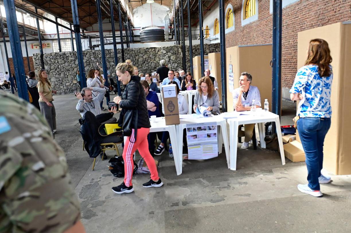 Vistiendo su chaqueta de cuero tradicional, Milei acudió después del mediodía a su centro de votación en Buenos Aires, de donde se retiró luego con enorme dificultad para abrirse paso en medio de una multitud enfervorizada que cantaba “la casta tiene miedo”, el cántico de tribuna de su campaña. 