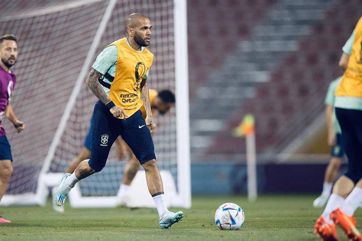 En la zona a la que llegaron las jóvenes, estaban dos hombres, uno de ellos Dani Alves y dos mujeres, quienes se marcharon al llegar las ‘invitadas’.