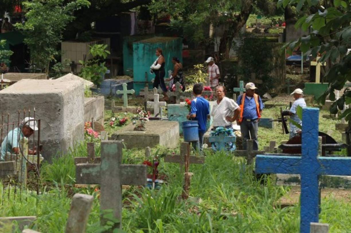 Muchas de las tumbas en el cementerio La Puerta se encuentran casi abandonadas.