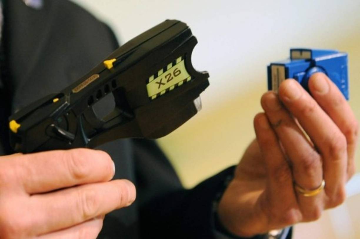 2.- Armas eléctricas (En Veintemil Leguas de Viaje Submarino, se describe a las balas de esta arma como 'contenedores eléctricos' o como les llamó, 'botellas de Leyden').