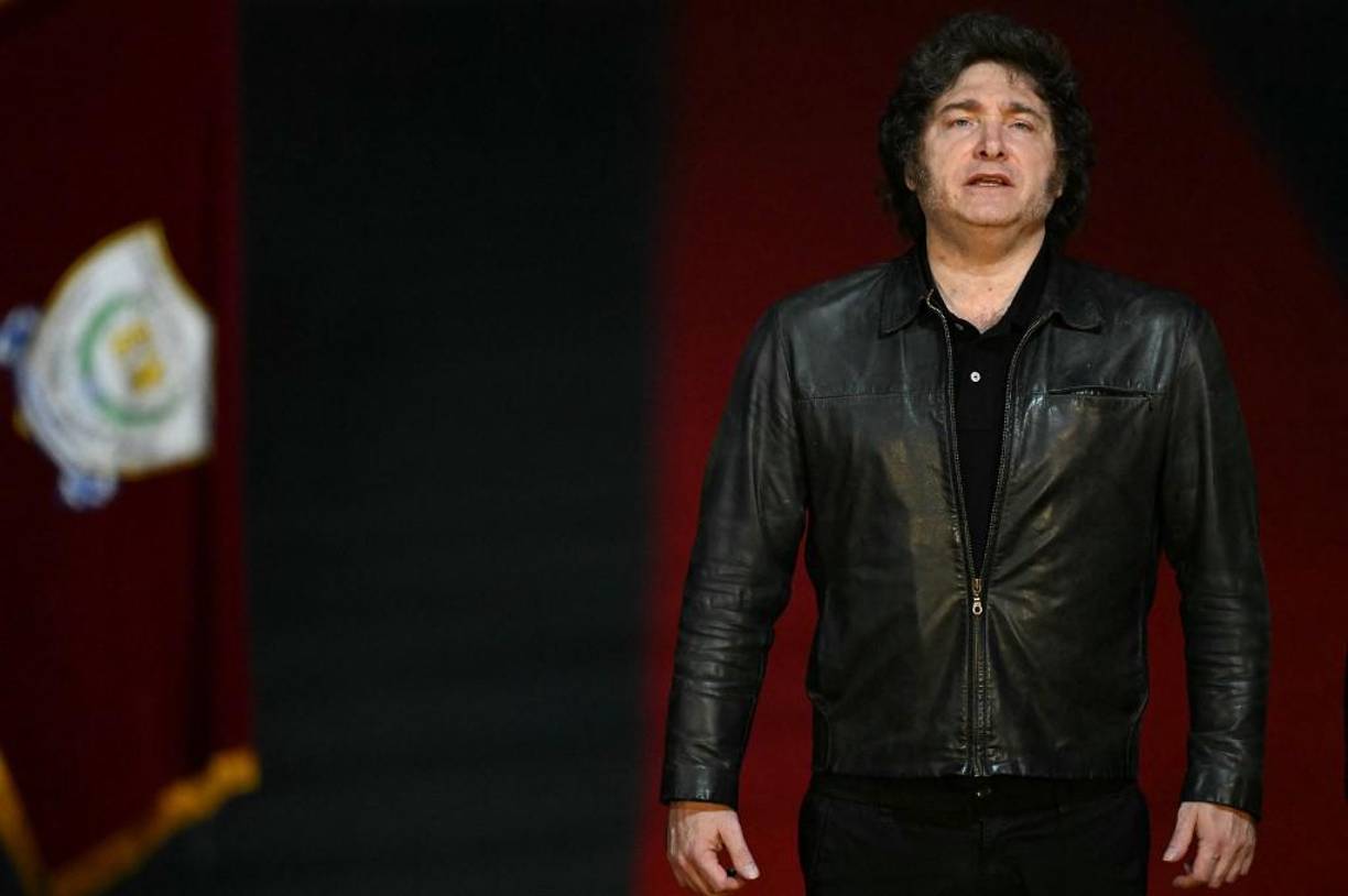 La presencia de Milei había despertado interés por su peculiar estilo de vida. A su llegada San Salvador la noche del viernes andaba una chaqueta negra como una estrella de rock.