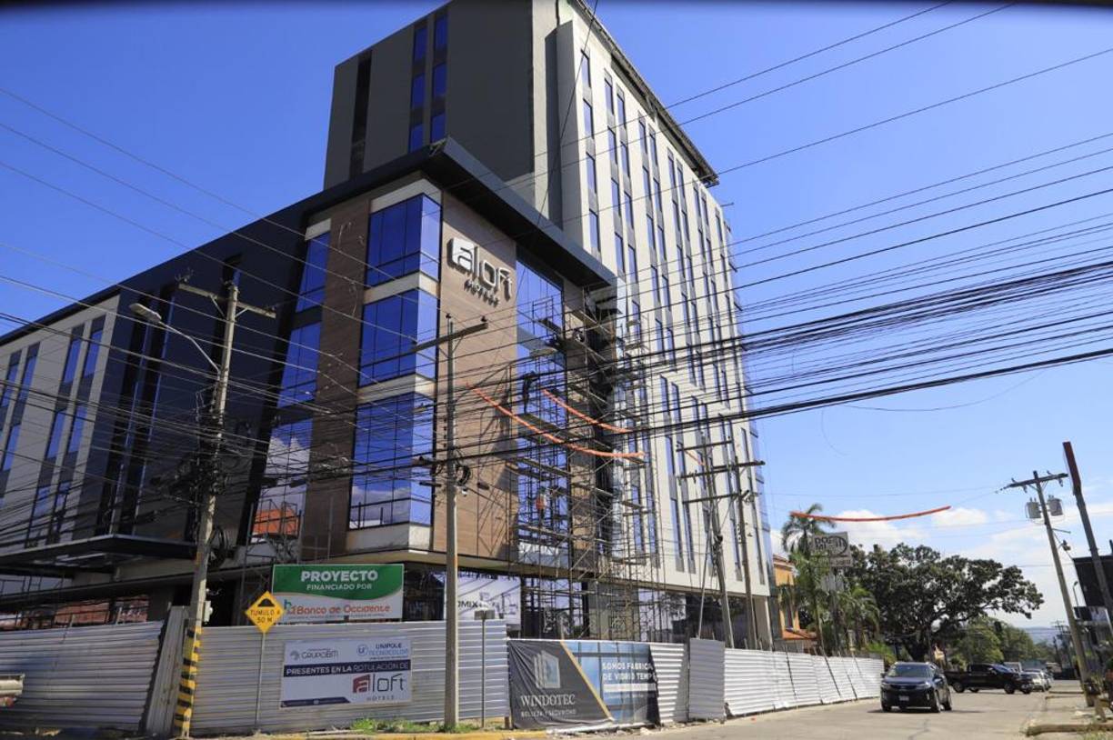 Hotel Aloft. Ubicado en la 7 calle, 18 avenida en barrio Río de Piedras, está por abrir sus puertas, sumándose a la oferta hotelera de San Pedro Sula. Aloft, de la cadena Marriott International, será el primer hotel Aloft en Honduras, pues ya está en Panamá y Costa Rica. El edificio consta de nueve pisos con 122 habitaciones y dos sótanos con capacidad para 120 estacionamientos. Tendrá área social y área comercial. La inversión es de más de $20 millones.