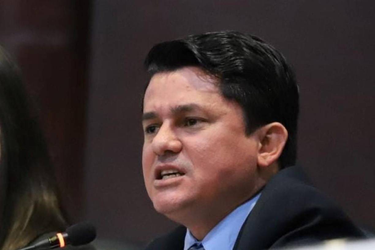 “El hospital Escuela está abastecido con un 90% de medicamentos, lo que tú no dices, es lo difícil que es para el sistema de salud, operar con la ley de contratación y esos procesos burocráticos que son anacrónicos a las exigencias de hoy”, añadió el congresista. 