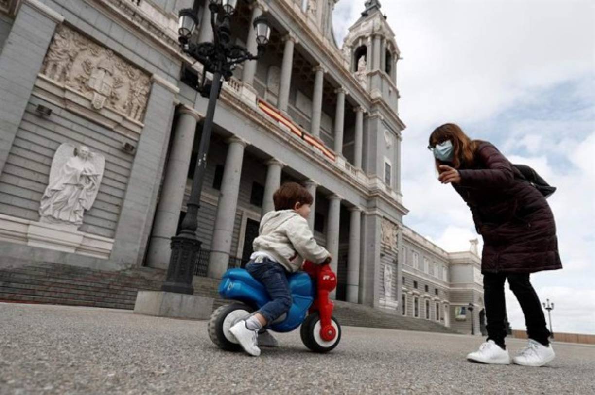 Pero salir no significa volver a la vida de antes. Los más pequeños tienen que estar acompañados por un adulto, no pueden jugar con los vecinos, ni alejarse más de un kilómetro del domicilio, todo ello como máximo una hora. Y los parques siguen cerrados.