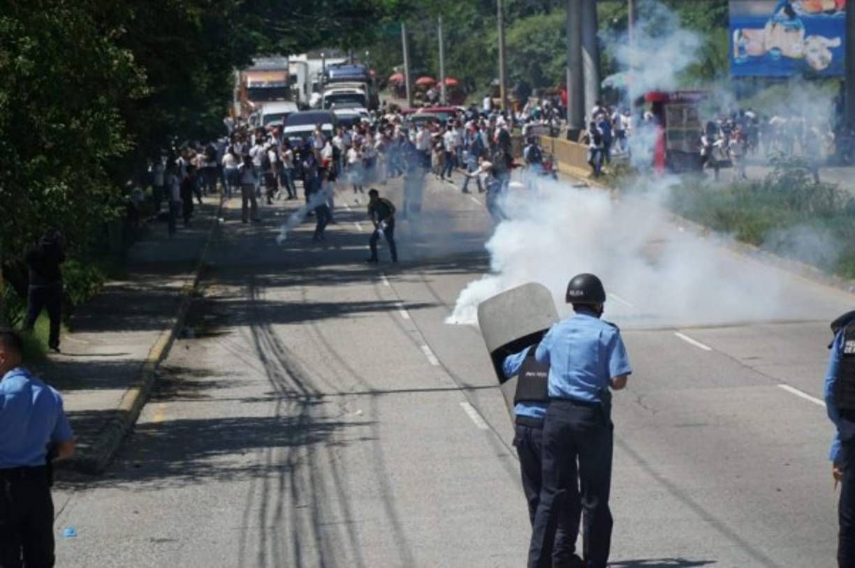 En El Progreso también se registraron tomas por parte de los estudiantes de colegio.