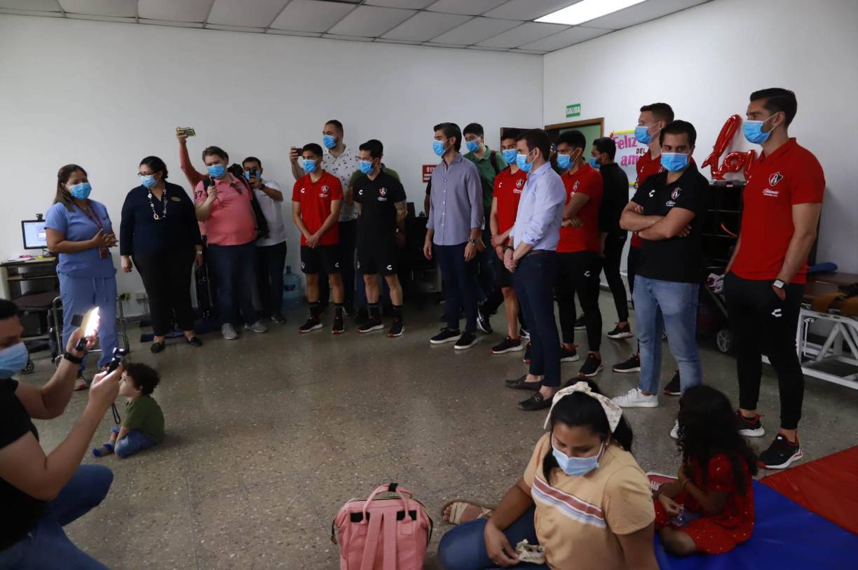 Encabezados por su presidente José Riestra, el Atlas de México tuvo el lindo gesto la mañana de este martes de visitar la Fundación Teletón en San Pedro Sula.