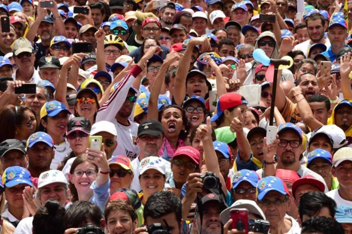 'Que Guaidó esté aquí y no lo hayan detenido es la demostración de que perdieron el poder. Guaidó es el gobierno; este es el hombre, nuestro presidente, y vamos a salir de esto pronto', afirmó Nátali Aponte, ama de casa de 48 años, al expresar su respaldo a Guaidó.