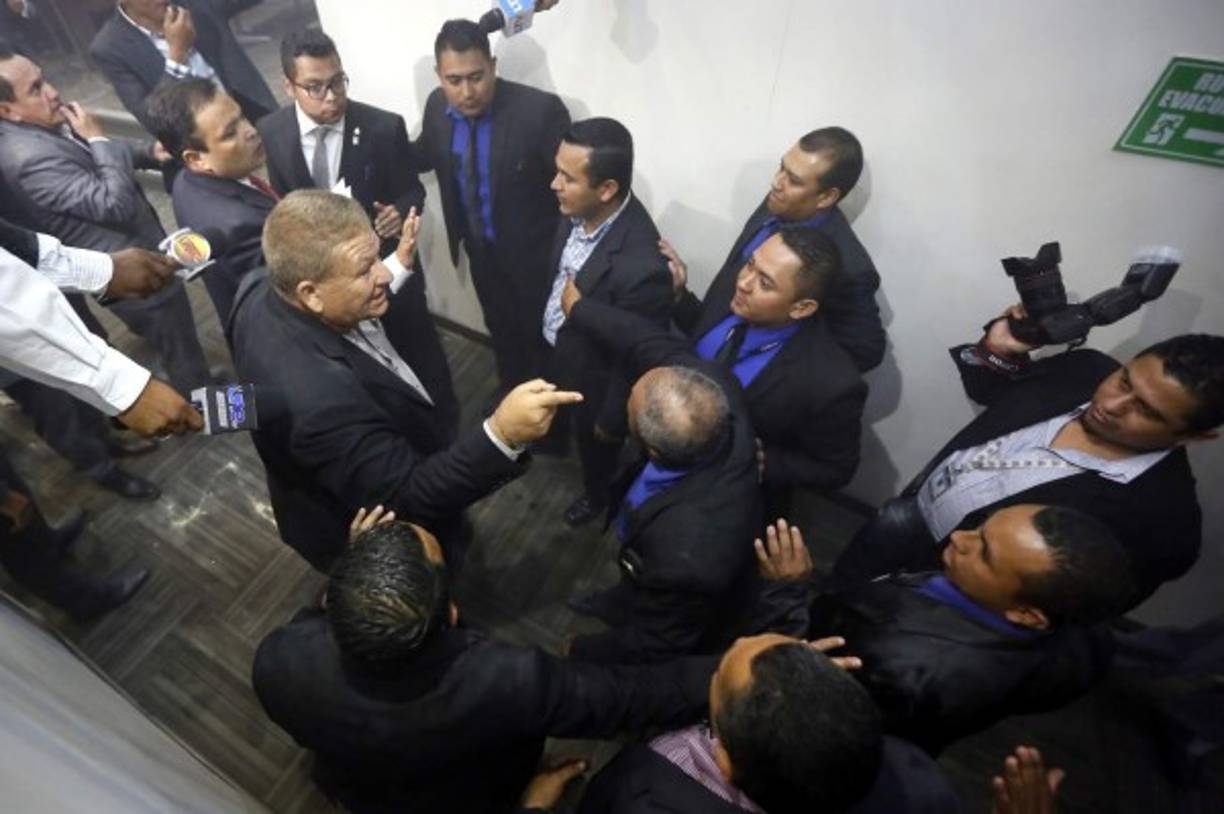 El diputado del Partido Anticorrupción (PAC), Osmán Chávez, lamentó que los parlamentarios no puedan dialogar mientras decenas de personas mueren en el país a causa de la epidemia del dengue.