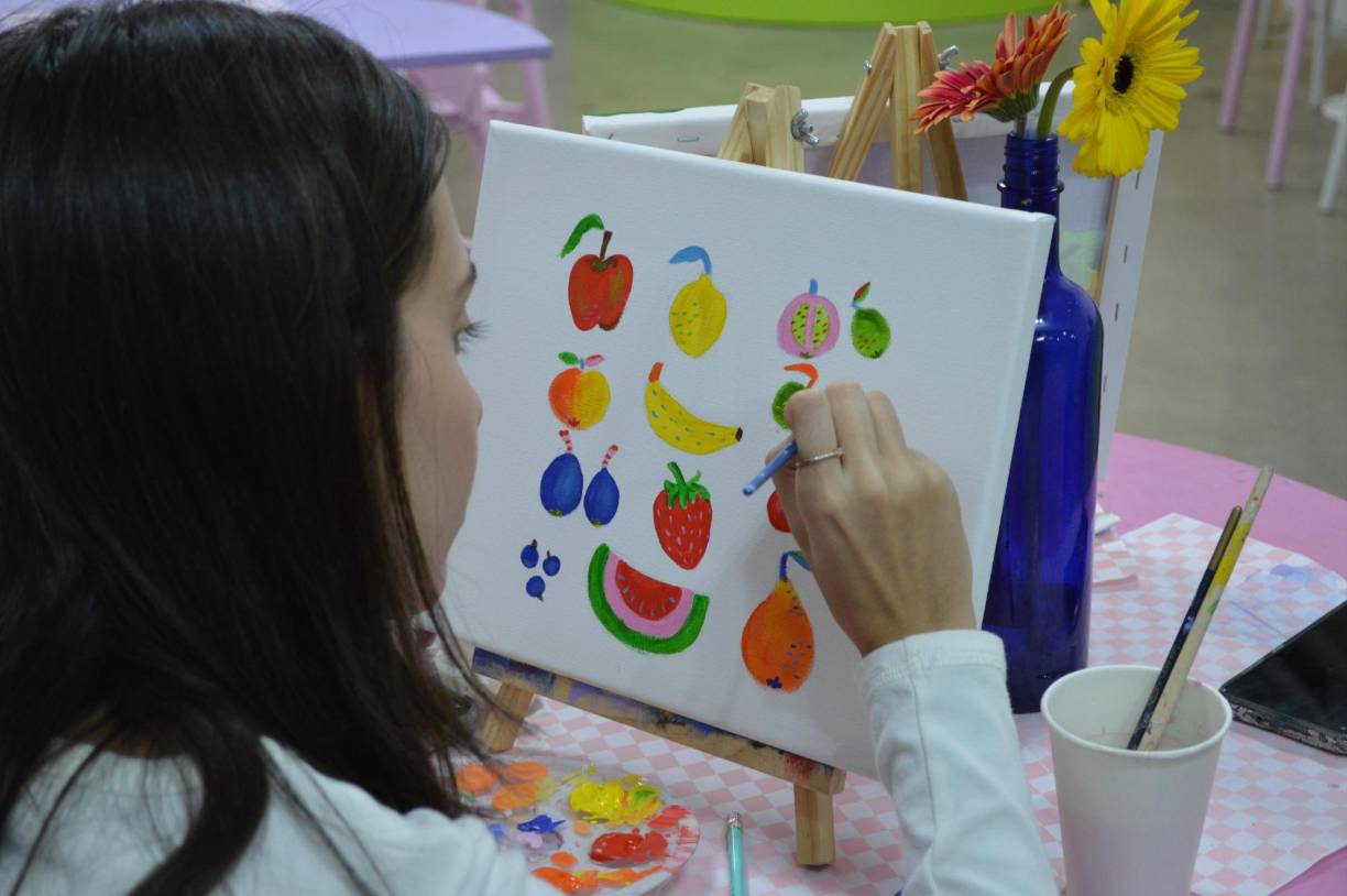 Arte Somos es un colorido estudio creativo en el que niños, jóvenes y adultos podrán echar a volar su imaginación para intervenir diferentes piezas y explotar su creatividad; sin embargo, hace más de un año se ha dedicado a dar talleres creativos en diferentes lugares de San Pedro Sula.