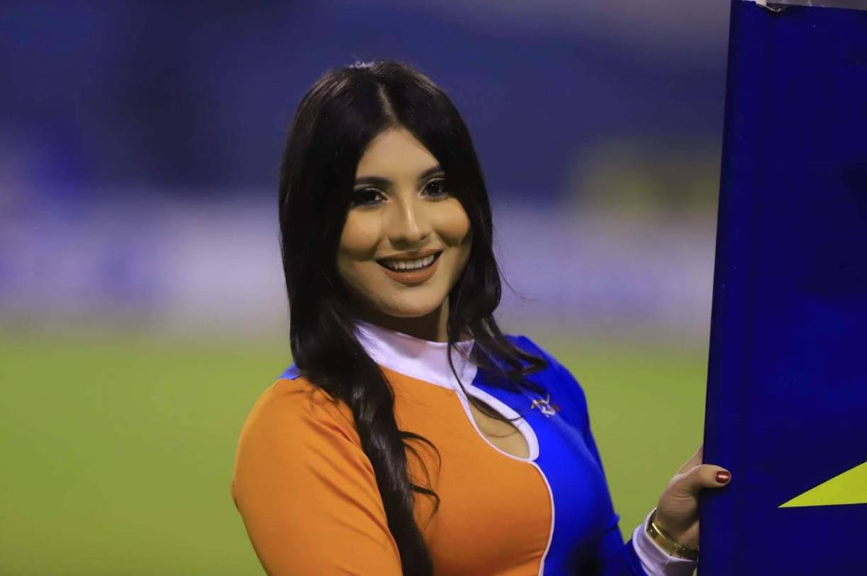 Ella se hace llamar Vale Bridgith en redes sociales y en el Clásico fue sensación.