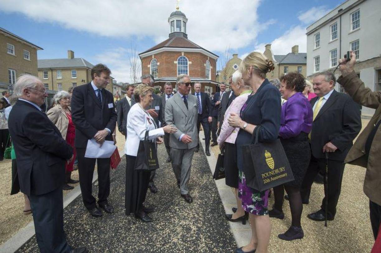 Crítico de la arquitectura moderna, su visión urbanística tomó forma tangible en la localidad de Poundbury, en Dorset.