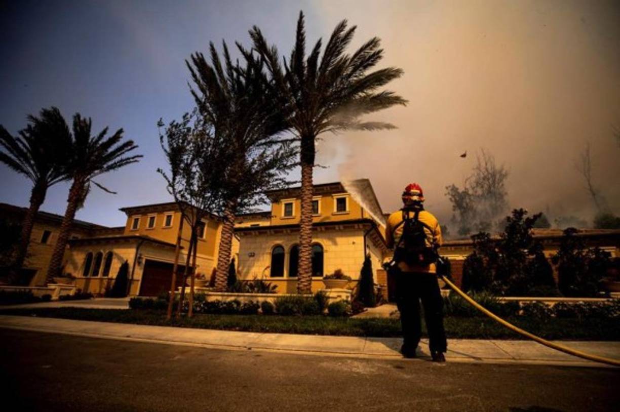 'El incendio ha quemado 2.000 acres (810 hectáreas). Todo el apoyo aéreo se ha puesto a tierra debido a los fuertes vientos. Si se encuentra en el área de evacuación, evacue inmediatamente', señaló la Autoridad de Bomberos del Condado de Orange en su última actualización.<br/>