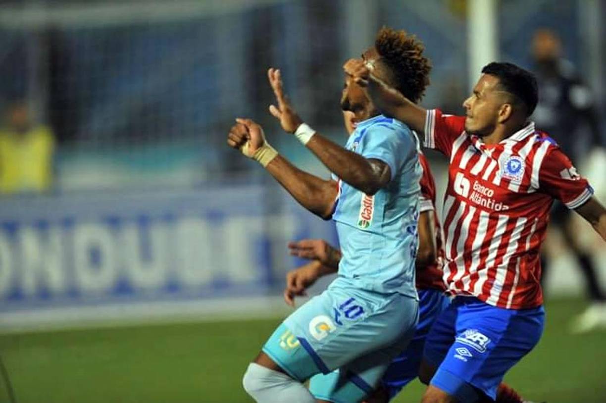 Edwin Rodríguez le entra con fuerza y con el brazo levantado a Yeison Mejía.