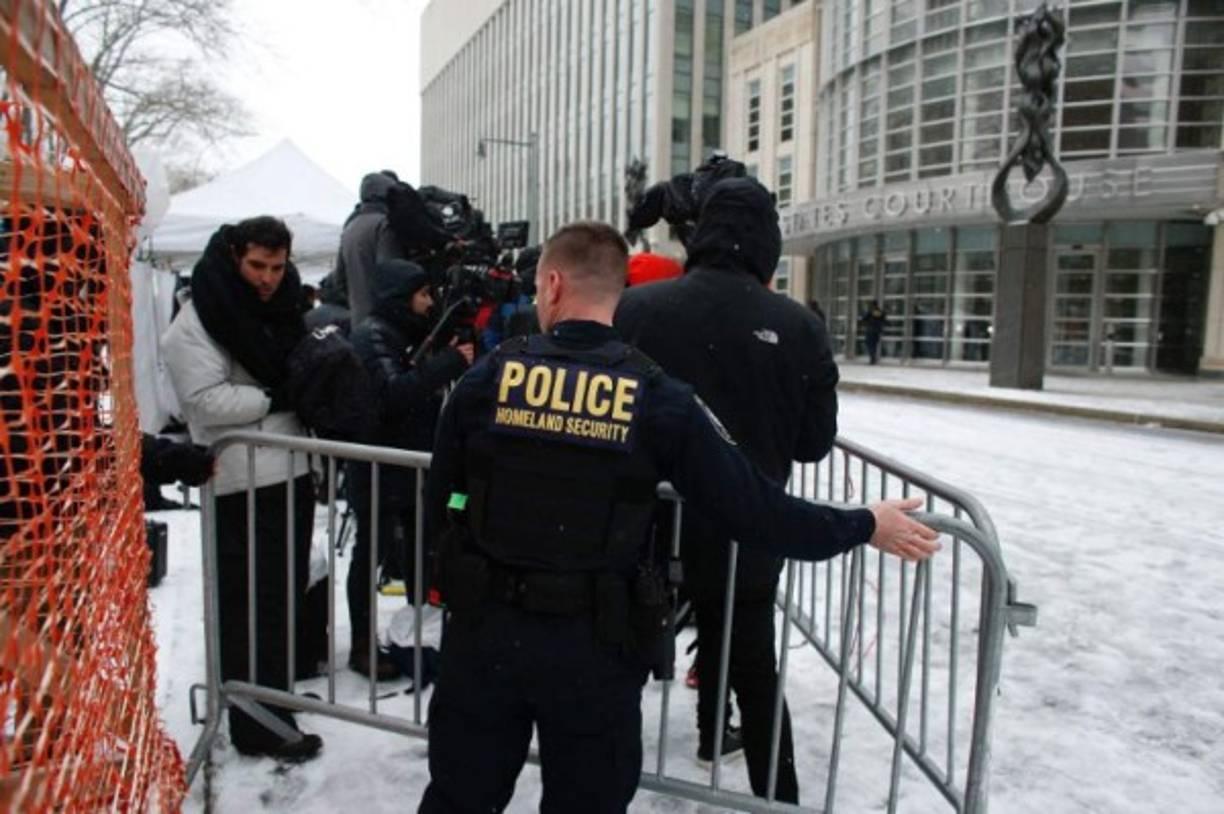 Tras el veredicto leído por el juez Brian Cogan en la corte federal de Brooklyn, el exjefe del cartel de Sinaloa, de 61 años, que vestía traje gris oscuro y camisa beige, miró a su joven esposa Emma Coronel.