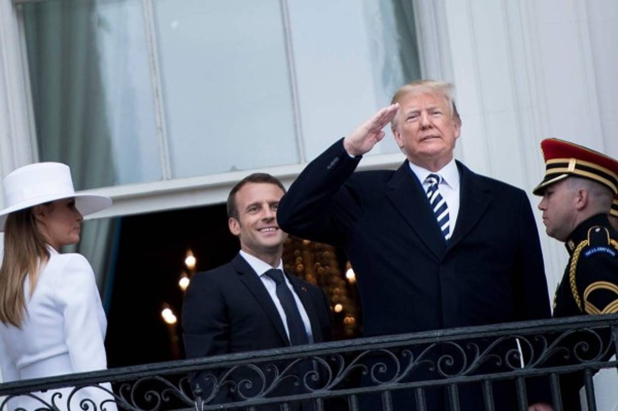 El presidente estadounidense Donald Trump llamó el martes a los países árabes a elevar 'enormemente' sus contribuciones financieras a los esfuerzos occidentales para detener la influencia de Irán en Medio Oriente, a fin de que Teherán no se beneficie de los triunfos contra el grupo Estado Islámico (EI).<br/><br/>'En momentos en que desalojamos a esos asesinos del EI de Siria, es esencial que las naciones responsables de Medio Oriente eleven sus propias contribuciones para impedir que Irán aproveche el éxito de nuestros esfuerzos contra el EI', declaró Trump durante una conferencia de prensa conjunta con el presidente francés Emmanuel Macron.