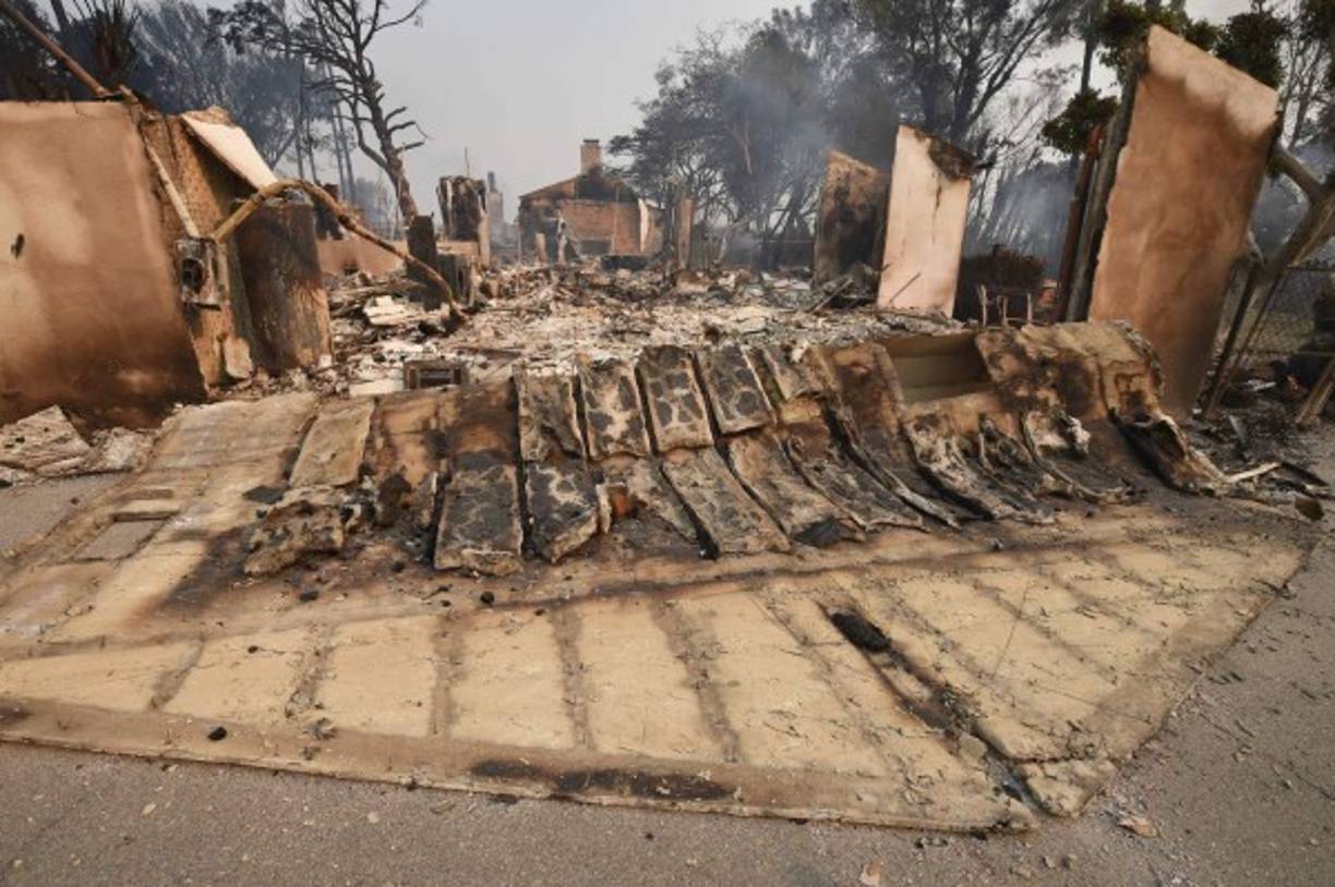 Los servicios de emergencias del estado indicaron en una conferencia de prensa la mañana del sábado que el bautizado como 'Camp Fire' ha quemado 6,453 hogares, 260 edificios comerciales y 40,500 hectáreas, mientras que por ahora los bomberos han logrado contenerlo en un 20%.<br/><br/>